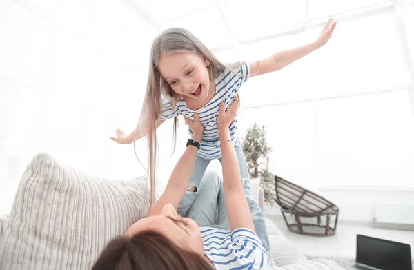 Mamãe brinca com sua filha — Fotografia de Stock