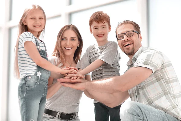Ευτυχισμένη οικογένεια βάζοντας τους χέρια togethe — Φωτογραφία Αρχείου