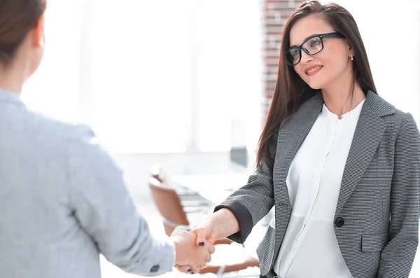 Obchodní žena splňuje klienta s handshake — Stock fotografie