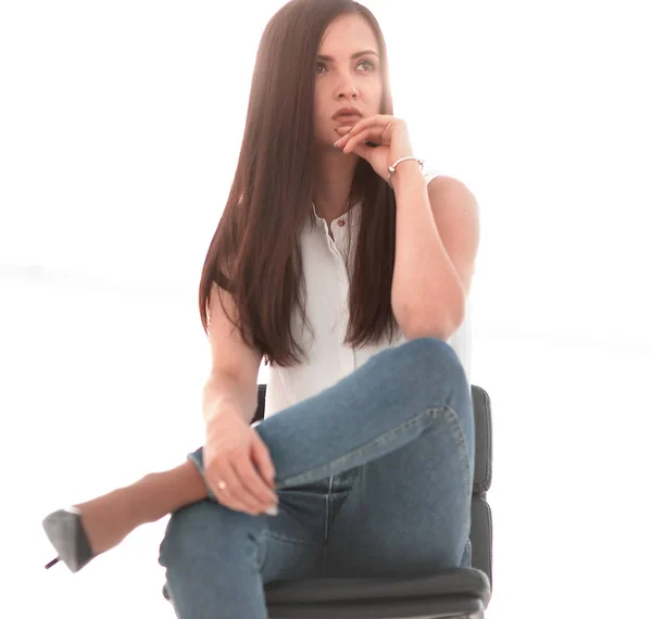 Jonge succesvolle vrouw zitten in een stoel — Stockfoto