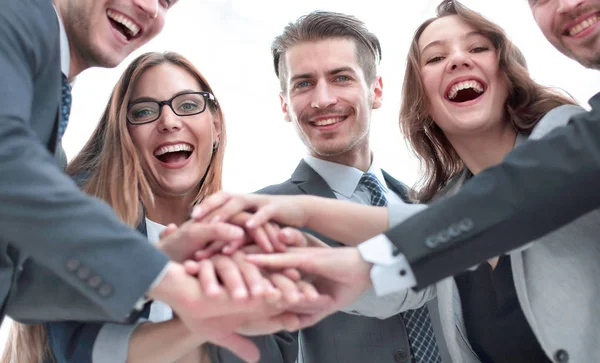 Bir grup çeşitlilik, insanların elleri desteği birleştirir.