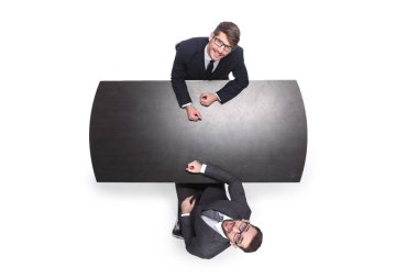 üst görünüm. iki iş insanı bir toplantıda bir şey tartışıyor