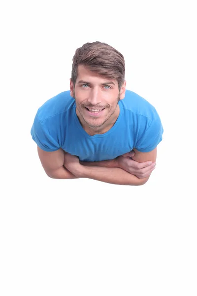 Vista superior. sorrindo cara em uma camiseta azul olhando para a câmera — Fotografia de Stock