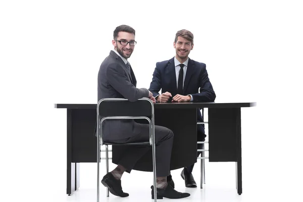 Dois empresários conversando sentados em uma mesa — Fotografia de Stock