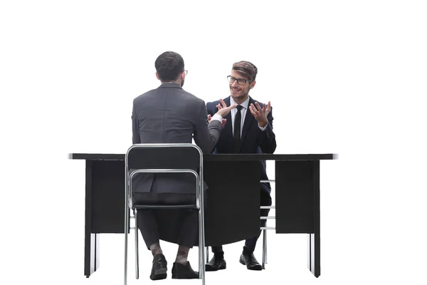 Dos hombres de negocios hablando, sentados en su escritorio — Foto de Stock