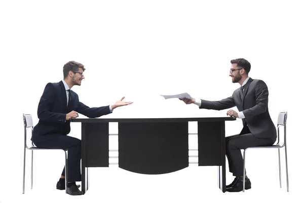 Вид збоку. двоє бізнесменів обговорюють бізнес-документ — стокове фото