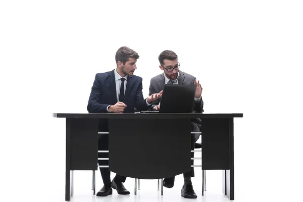 Dos personas de negocios discutiendo noticias en línea. aislado en blanco — Foto de Stock