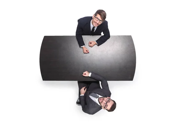 Felülnézetben. két üzletemberek megvitatni valamit egy találkozón — Stock Fotó