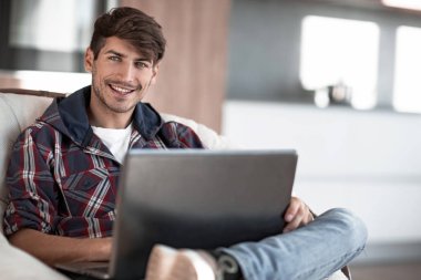 kapatın. bir laptop üzerinde çalışan genç bir adam