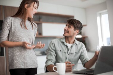 Genç çift mutfakta online haber tartışmak arıyor