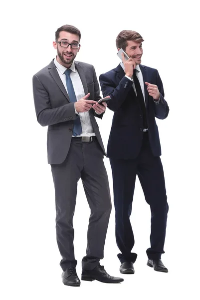 Sur toute la longueur. deux hommes d'affaires utilisant leur smartphone — Photo