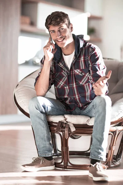 Joven atractivo hablando en su teléfono inteligente —  Fotos de Stock