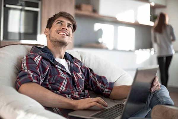 Nahaufnahme. träumt von einem jungen Mann mit Laptop — Stockfoto