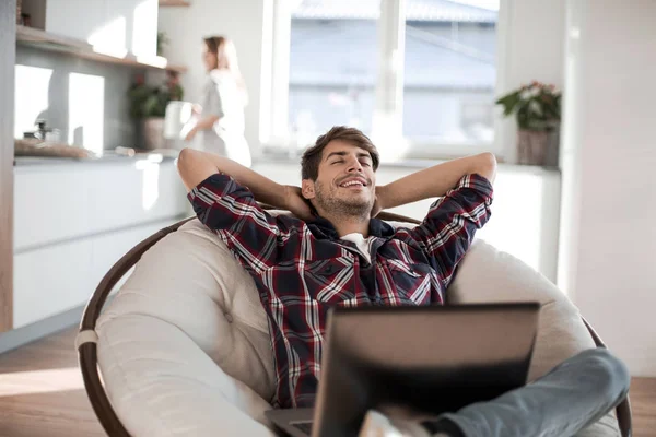 På nära håll. trött kille slumrar sitter framför en öppen bärbar dator — Stockfoto