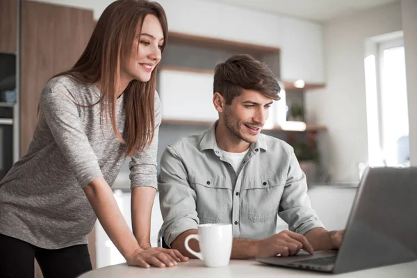 Fecha. jovem casal olhando para a tela do laptop — Fotografia de Stock