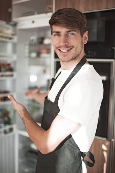 彼の台所の背景に魅力的な若者の肖像画 — ストック写真