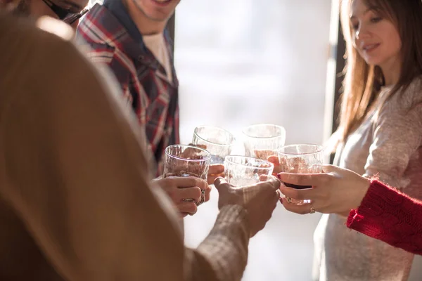 Image de fond d'un verre de jus dans les mains du jeune couple — Photo