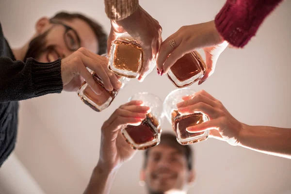 Image de fond d'un verre de jus dans les mains du jeune couple — Photo