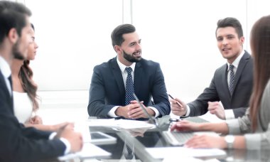 iş takım yeni mali proje tartışıyor
