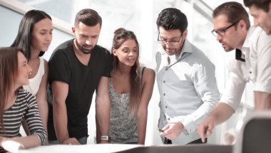 Çeşitlilik grubu bir mimari proje üzerinde birlikte çalışıyor