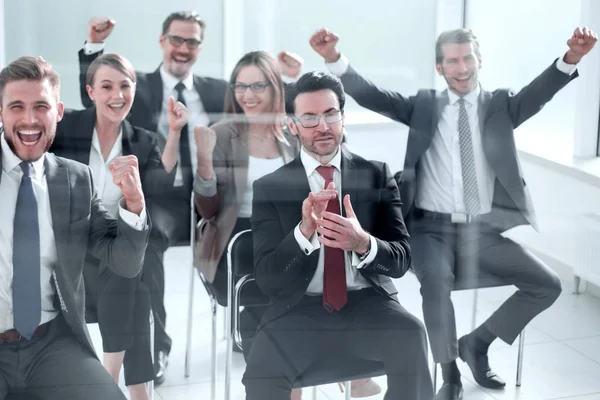 Feliz equipo de negocios sentado en la sala de conferencias . —  Fotos de Stock