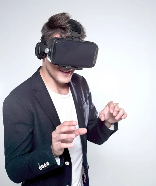 Hombre con gafas de realidad virtual. Estudio de tiro, fondo oscuro —  Fotos de Stock