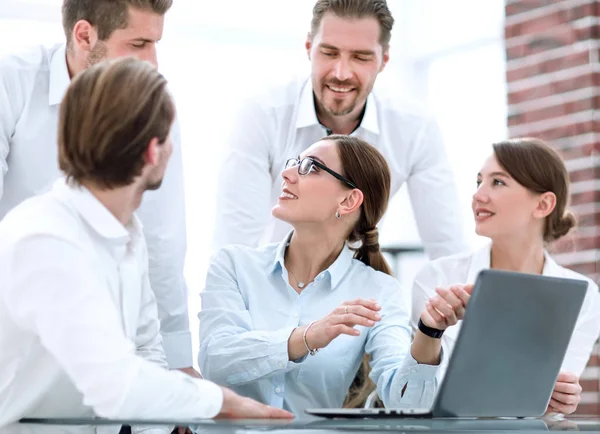 Jóvenes profesionales discutiendo nueva información — Foto de Stock