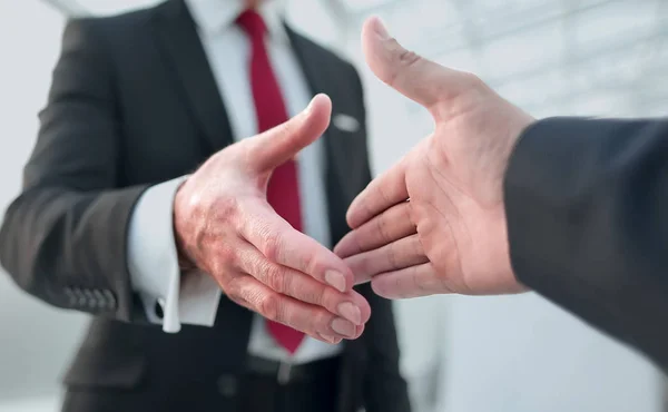 Close up.business parceiros esticando as mãos para um aperto de mão — Fotografia de Stock