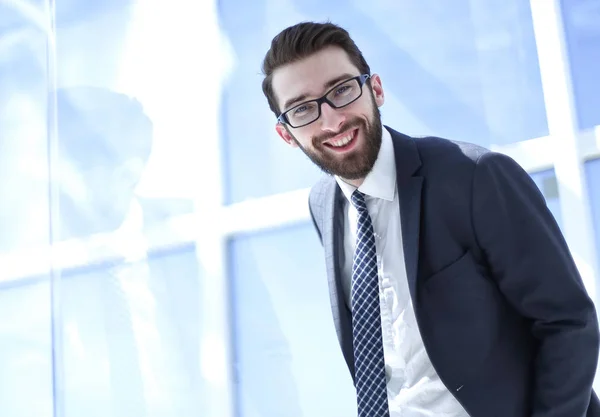 Erfolgreicher Geschäftsmann auf hellem Hintergrund — Stockfoto