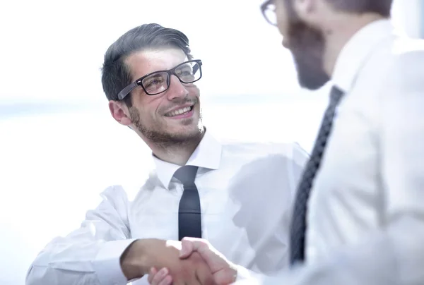 Fechar up.handshake pessoas de negócios na mesa — Fotografia de Stock