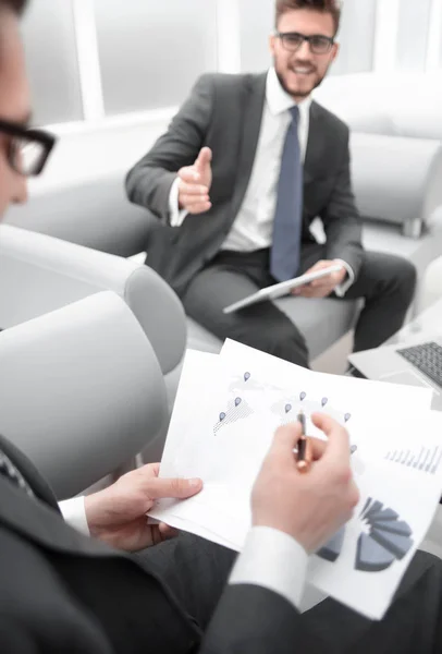 Close up.business colegas discutindo o desempenho financeiro — Fotografia de Stock