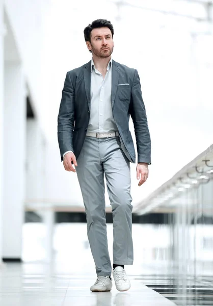 Affärsman som promenader i Businesscenter — Stockfoto