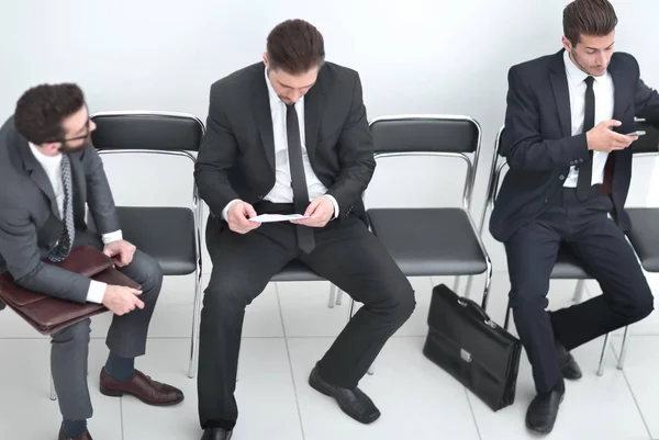 Mitarbeiter diskutieren auf dem Flur des Büros ein Geschäftsdokument — Stockfoto