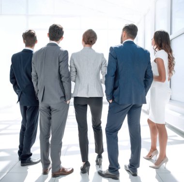 Arka görüntü. İş ekibi kopyalama alanına bakıyor.