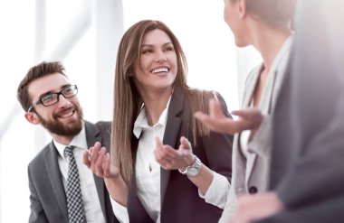 onların patron yakın up.successful çalışanları dinle