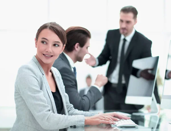 Jovem empregado sentado em sua mesa . — Fotografia de Stock