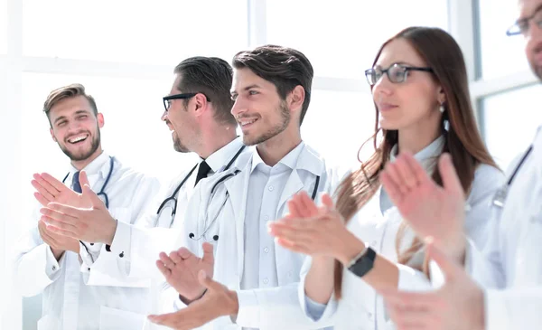 Skupina úspěšných lékařů tleská — Stock fotografie