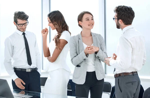 Jóvenes empleados hablan en la oficina —  Fotos de Stock