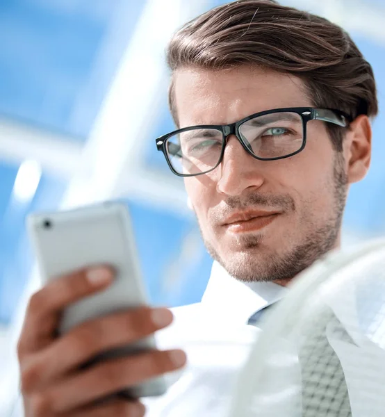 Nära up.confident affärsman med smartphone. — Stockfoto