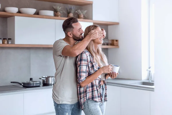 Alegre pareja en la cocina en un buen día — Foto de Stock