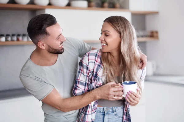 Gelukkig jong paar in keuken in goedemorgen tijd — Stockfoto