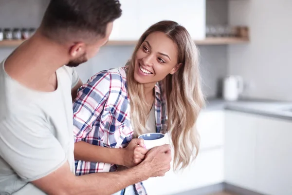 Feliz pareja joven en la cocina en buen tiempo de la mañana — Foto de Stock