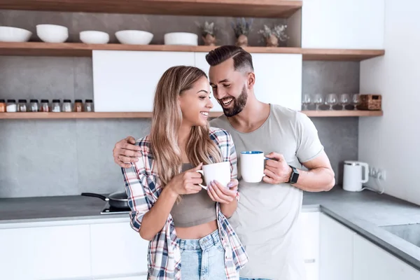 Jovem casal apaixonado na cozinha em um bom dia — Fotografia de Stock