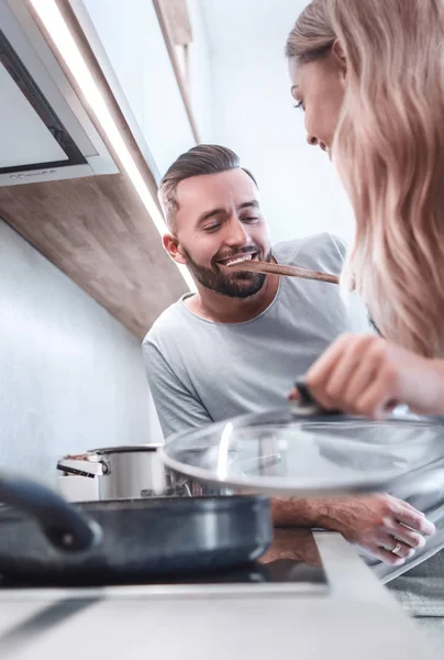 Fiatal férj és feleség főzni vacsora együtt — Stock Fotó