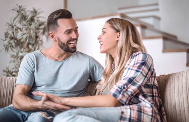 Sevgili çift boş bir akşamda kanepede dinleniyor.