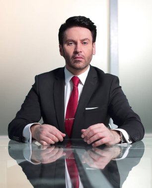 up.Project yöneticisi kapatın masasında oturan