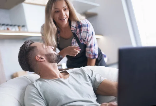 De cerca. joven pareja mirando a la pantalla del ordenador portátil. — Foto de Stock