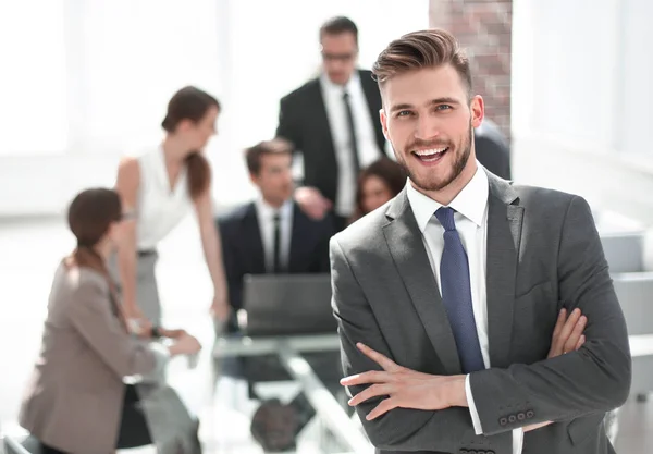 Homme d'affaires prospère debout dans le bureau de la Banque — Photo