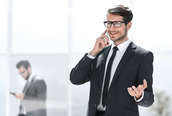 Уверенный бизнесмен разговаривает по мобильному телефону. — стоковое фото