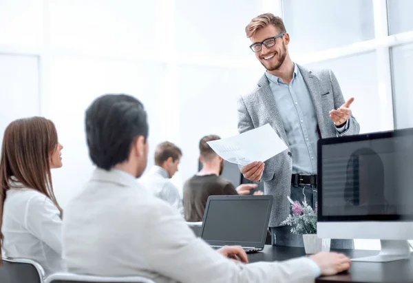 Empleados en el lugar de trabajo en la oficina — Foto de Stock